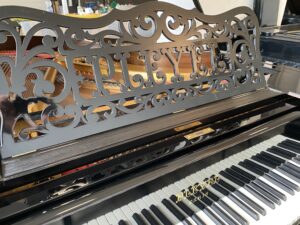 Pianoforte a Coda Pleyel del 1907. Dettaglio della tastiera e del bel reggi spartiti